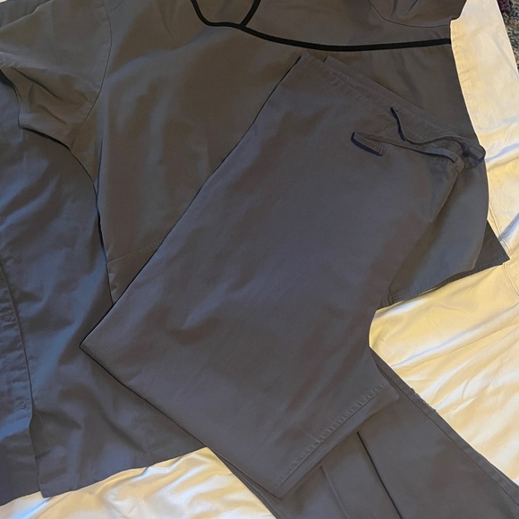 Dickies women gray scrubs 2 short sleeve sets and 1 long sleeve jacket - Picture 3 of 7